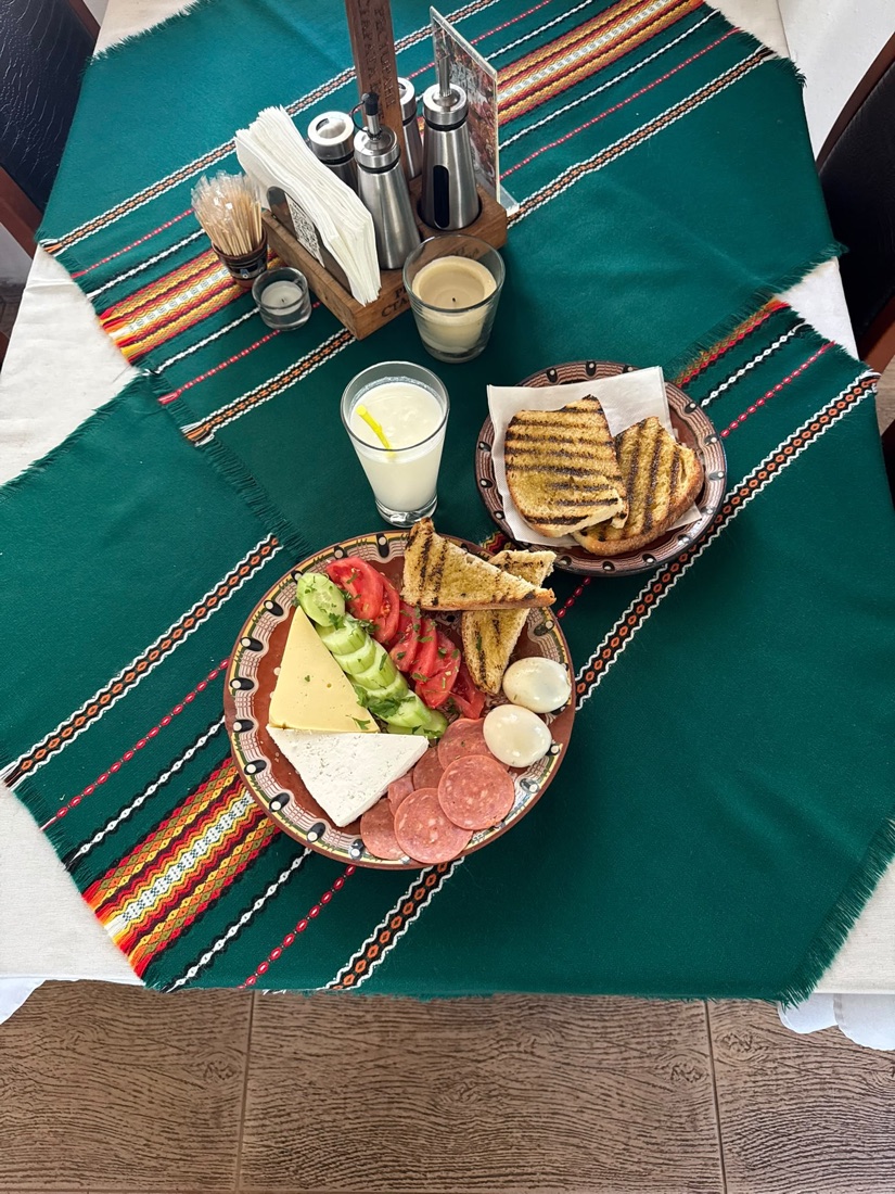 Плато за закуска със сирене, яйца и колбас