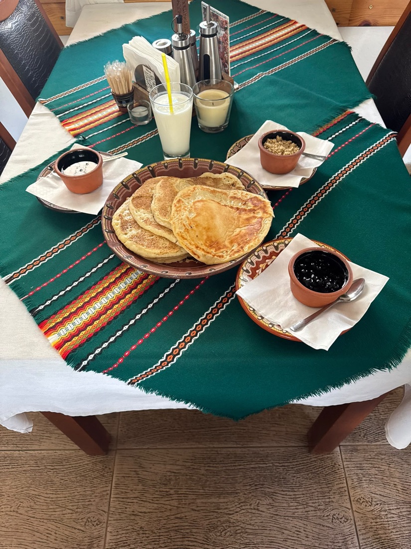 Катми със сладко, мед и айрян